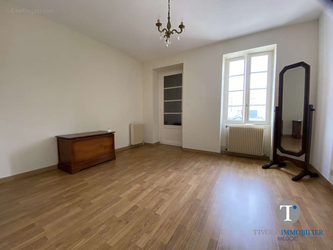 Chambre 12 m2 - Maison à CANTENAC