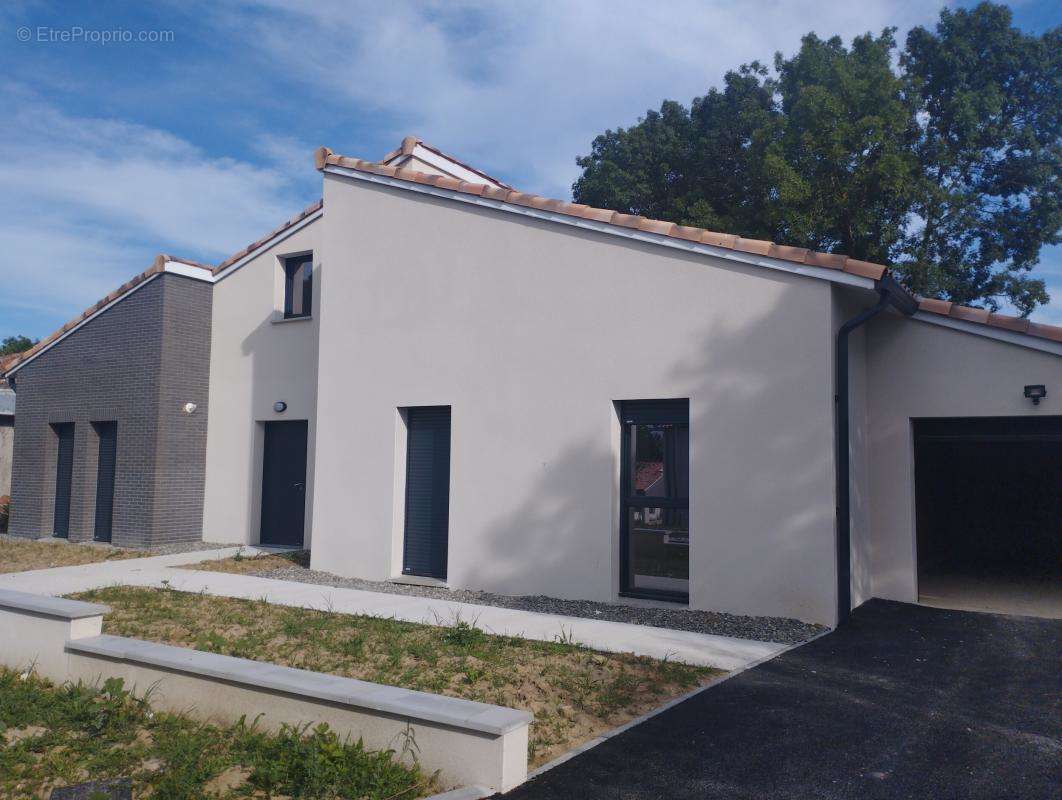 Maison à LAPEYROUSE-FOSSAT