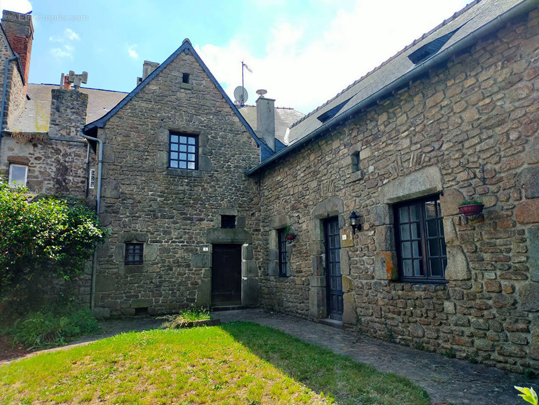 Maison à COURCITE