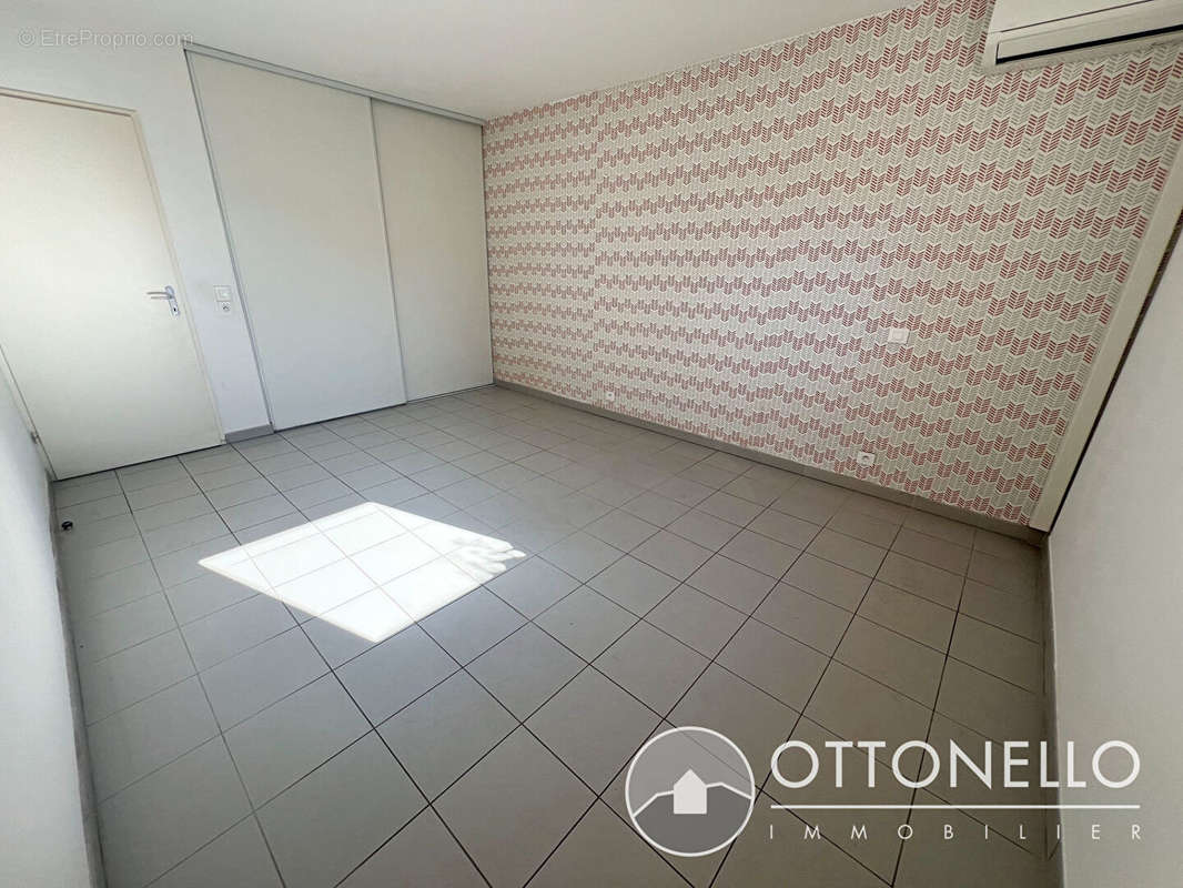 Appartement à ROQUEBRUNE-SUR-ARGENS