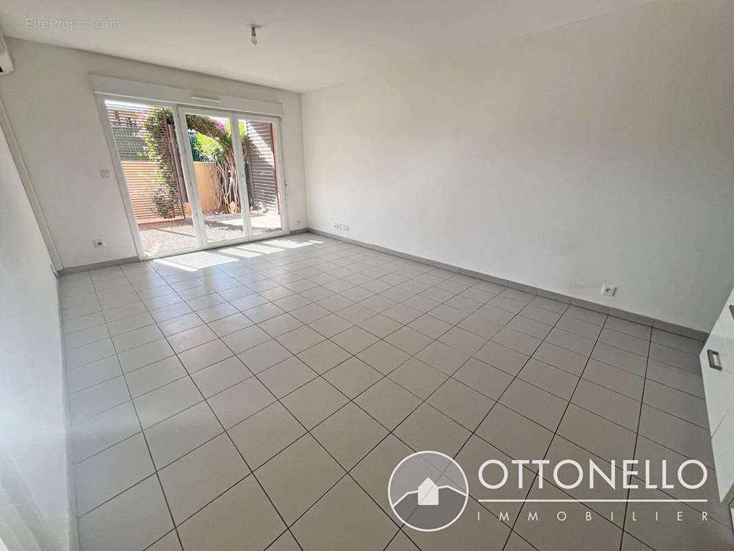 Appartement à ROQUEBRUNE-SUR-ARGENS