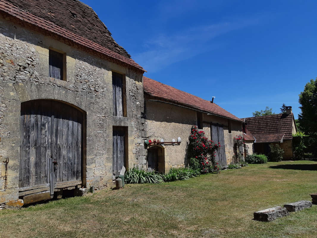 2 Granges attenantes - Maison à LE BUGUE