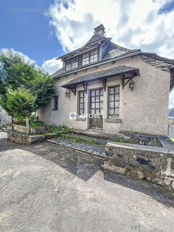 Maison à SAINTE-GENEVIEVE-SUR-ARGENCE