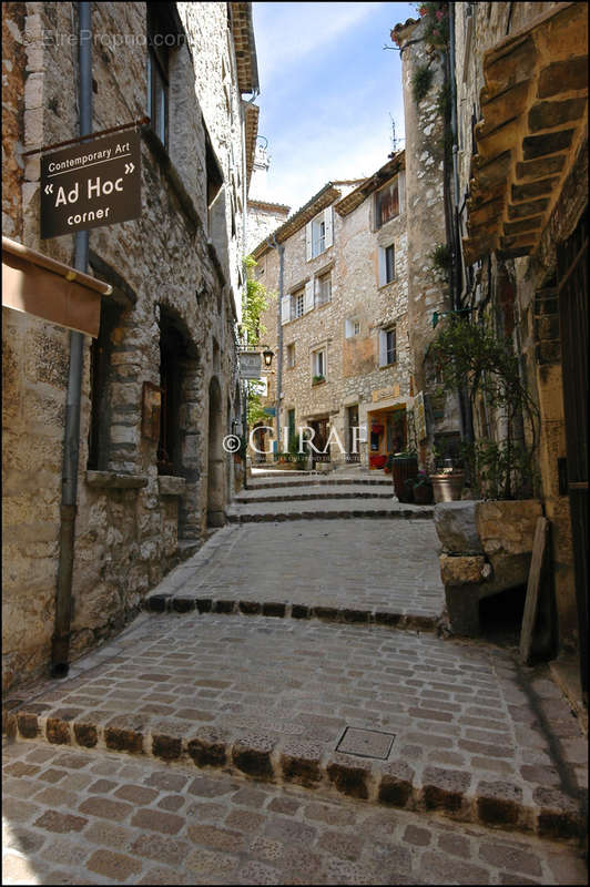 Commerce à TOURRETTES-SUR-LOUP