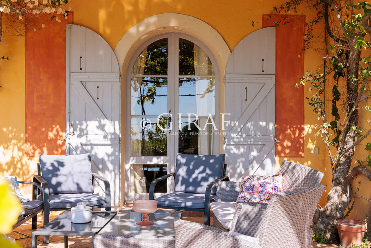 Maison à CHATEAUNEUF-GRASSE