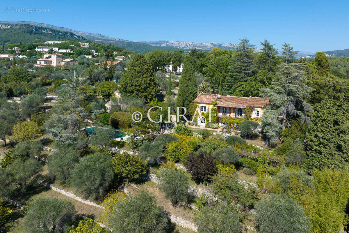 Maison à CHATEAUNEUF-GRASSE