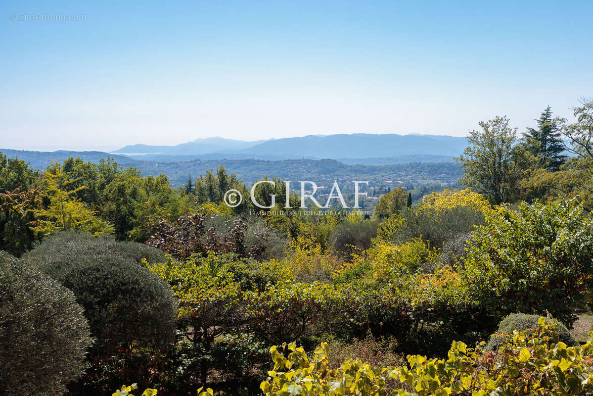 Maison à CHATEAUNEUF-GRASSE