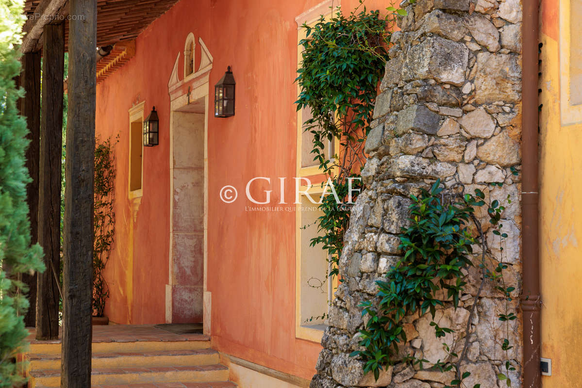 Maison à CHATEAUNEUF-GRASSE