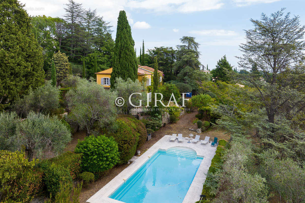 Maison à CHATEAUNEUF-GRASSE