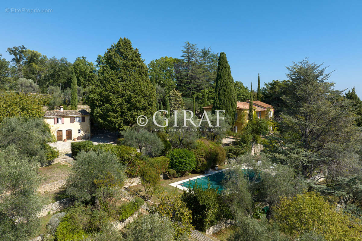 Maison à CHATEAUNEUF-GRASSE