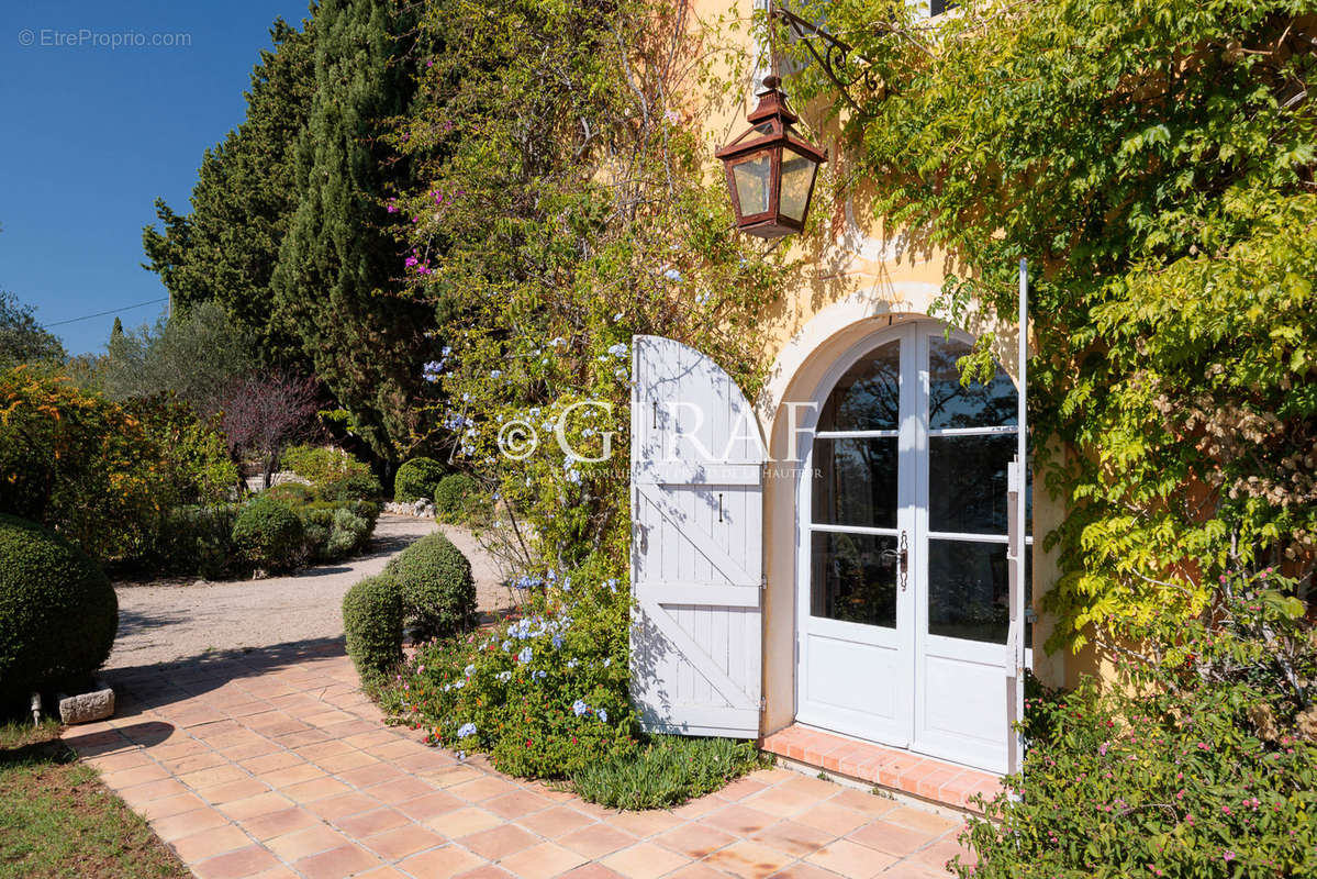 Maison à CHATEAUNEUF-GRASSE