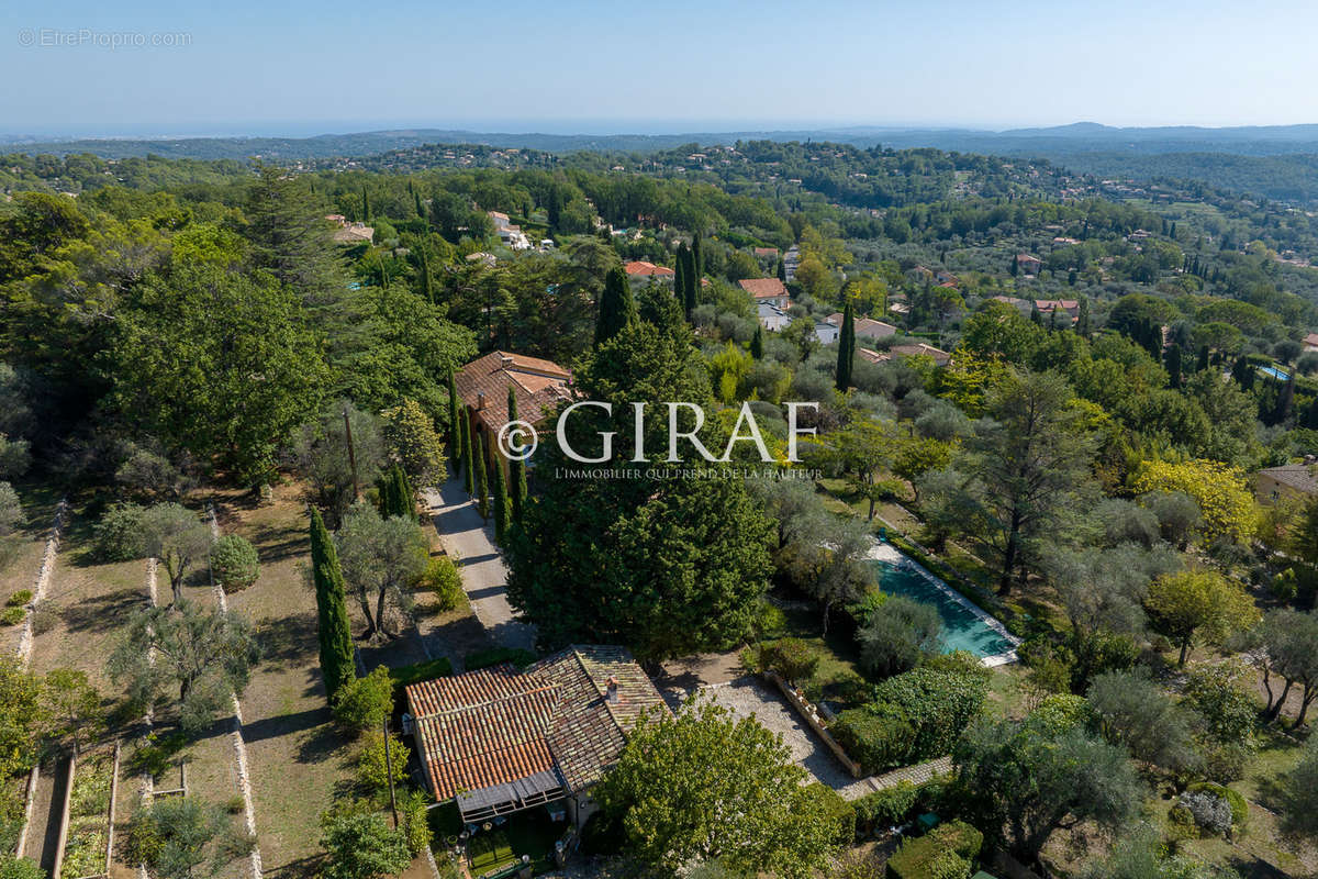 Maison à CHATEAUNEUF-GRASSE