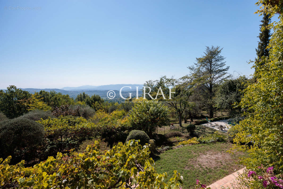 Maison à CHATEAUNEUF-GRASSE