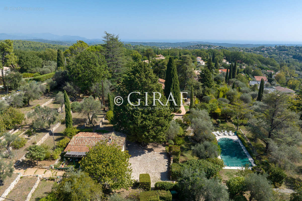 Maison à CHATEAUNEUF-GRASSE