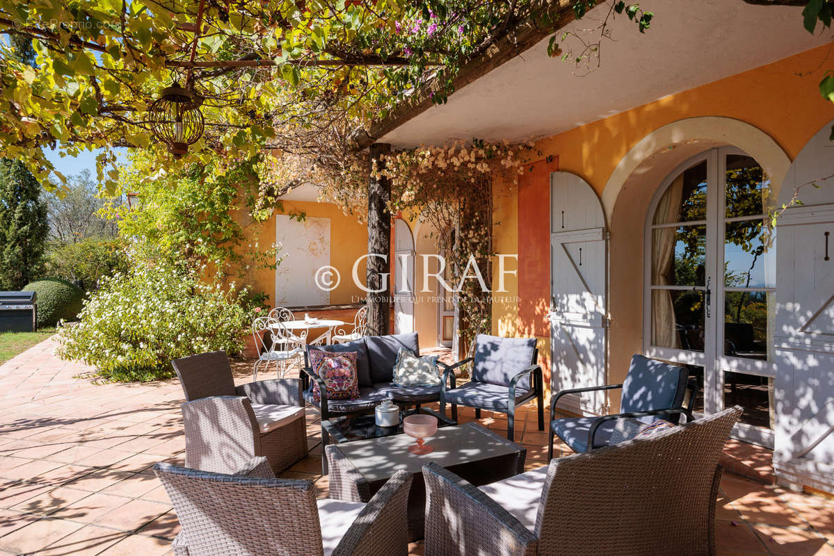 Maison à CHATEAUNEUF-GRASSE