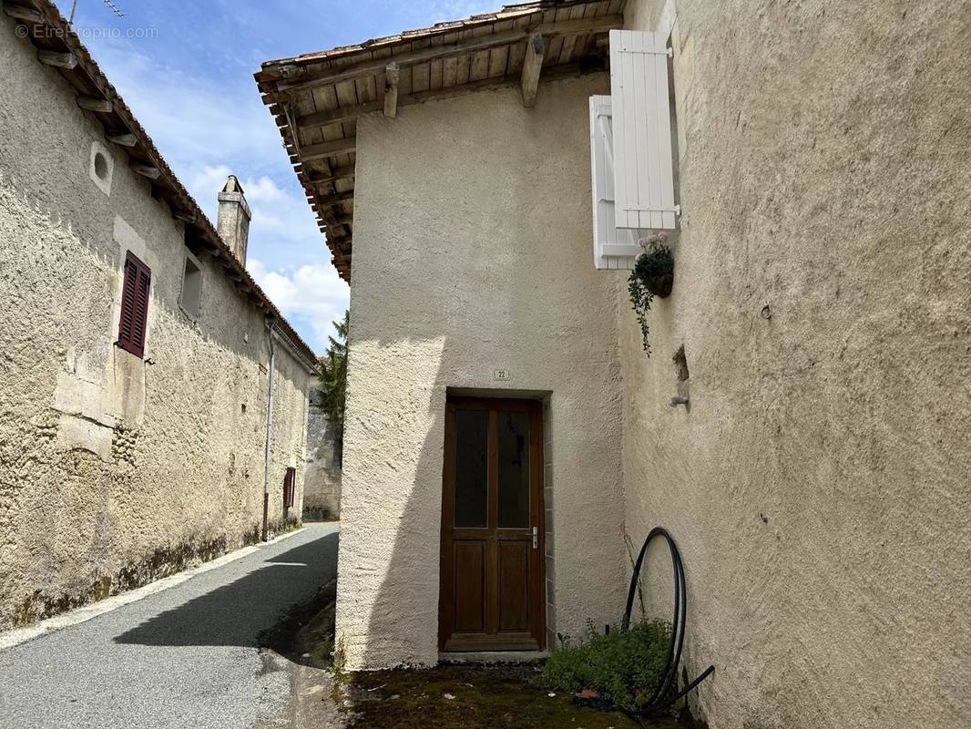 Maison à CHAMPAGNE-ET-FONTAINE