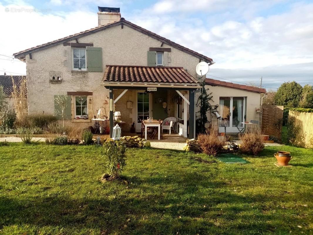 Maison à CHAMPAGNE-ET-FONTAINE