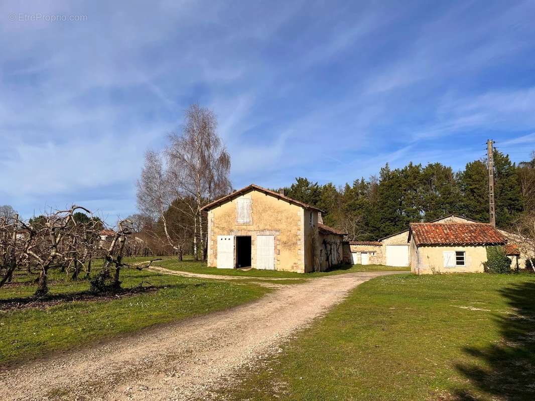 Maison à LA ROCHEBEAUCOURT-ET-ARGENTINE