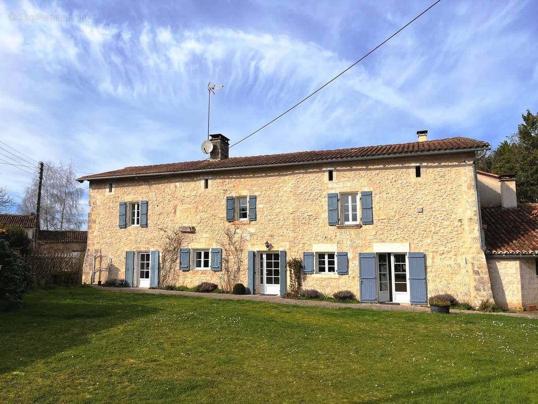 Maison à LA ROCHEBEAUCOURT-ET-ARGENTINE