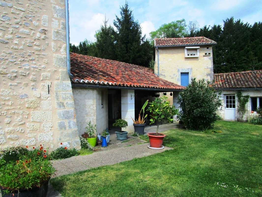 Maison à LA ROCHEBEAUCOURT-ET-ARGENTINE