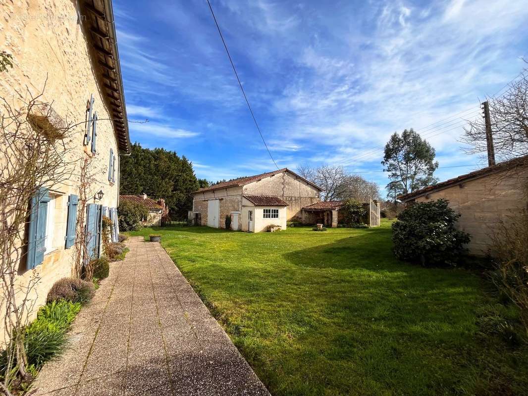 Maison à LA ROCHEBEAUCOURT-ET-ARGENTINE