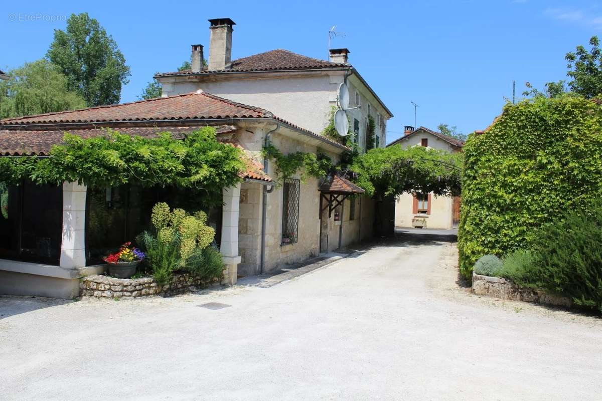 Maison à BOURDEILLES