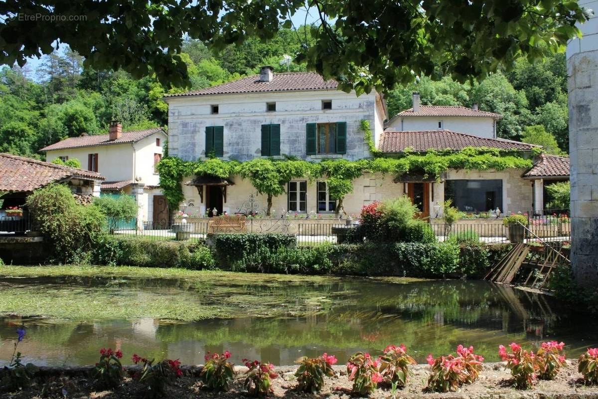 Maison à BOURDEILLES