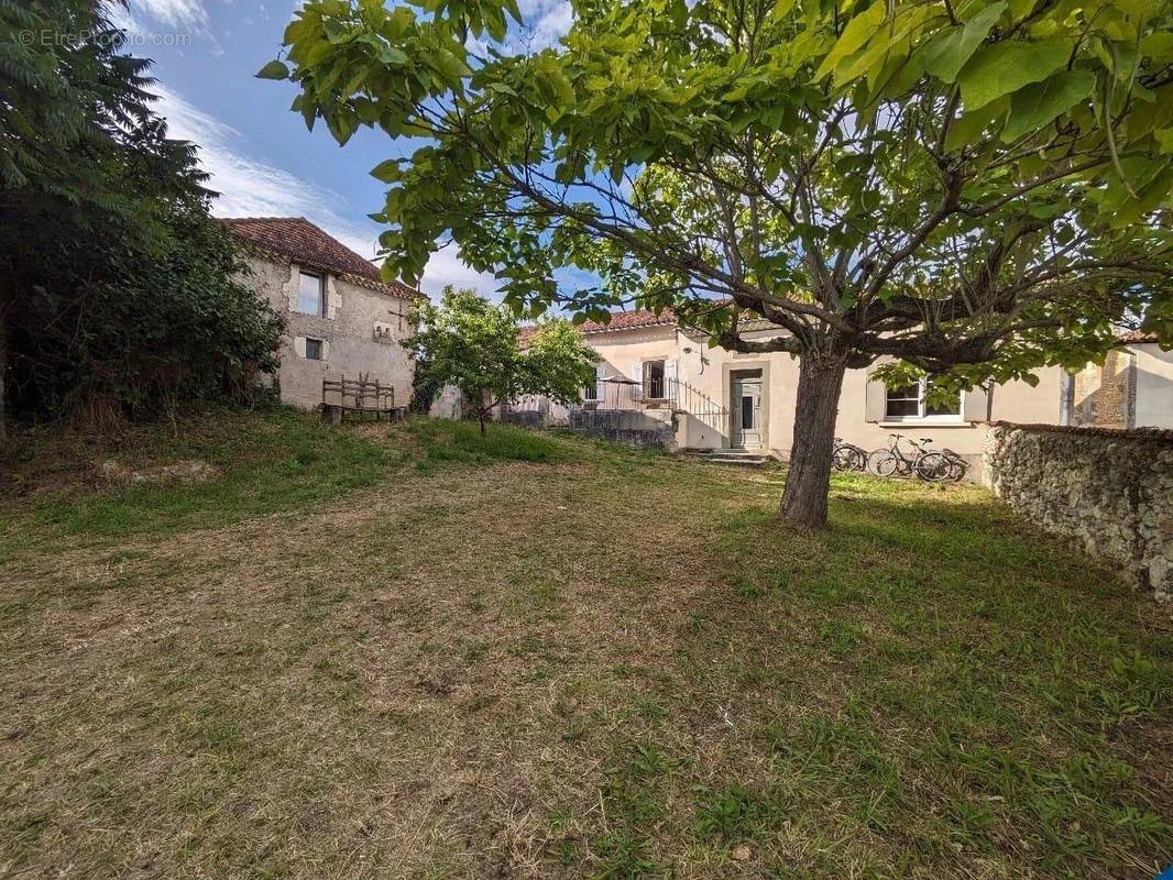 Maison à AUBETERRE-SUR-DRONNE