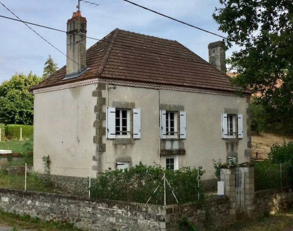 Maison à LUSSAC-LES-EGLISES