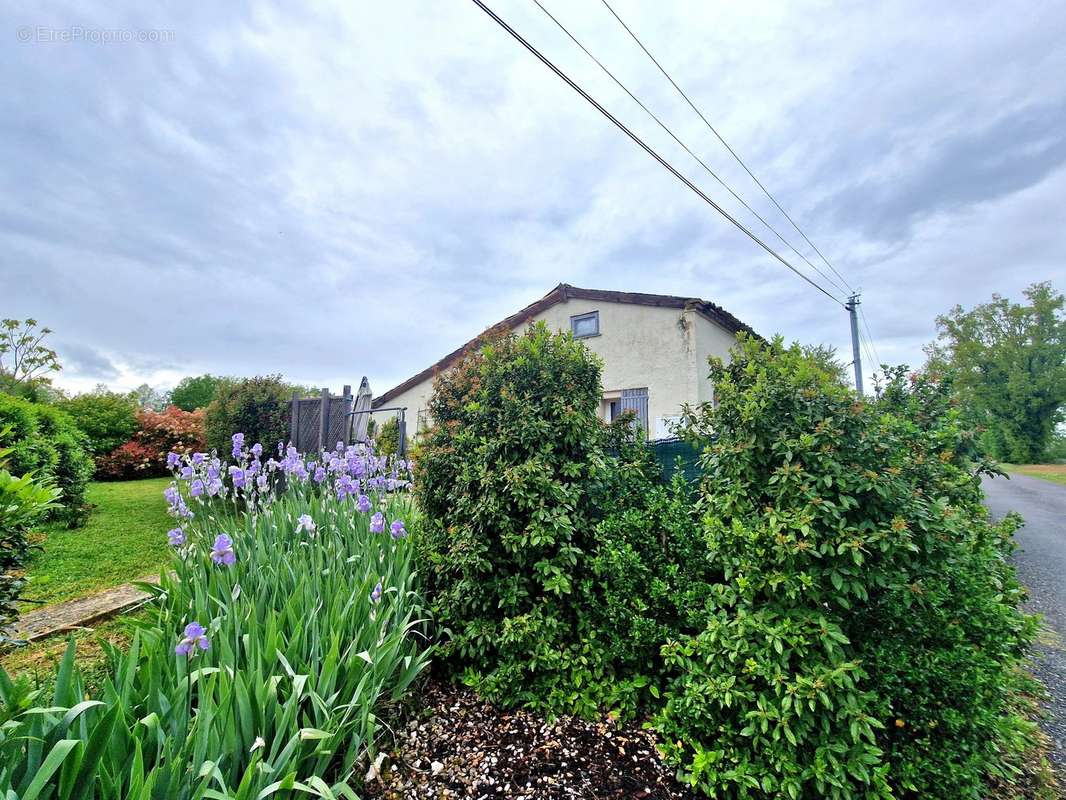 Maison à DOUZAINS