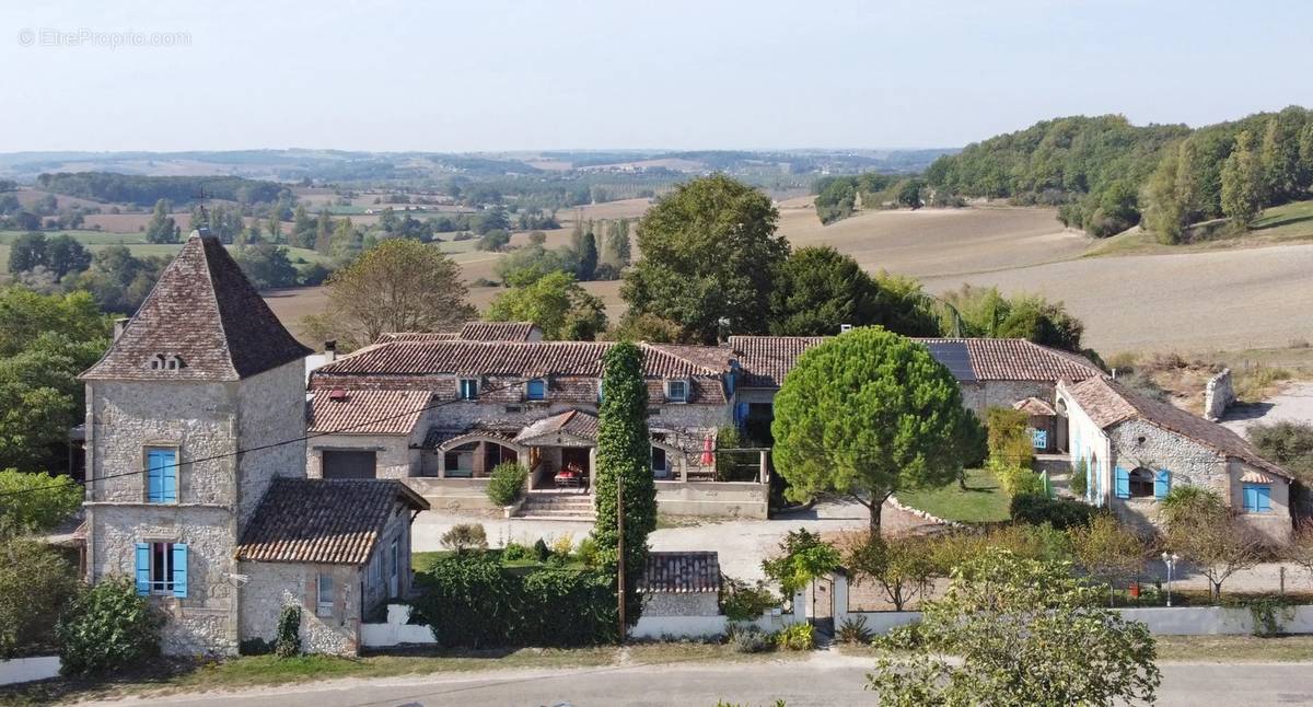 Commerce à TOMBEBOEUF