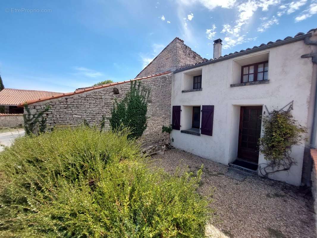 Maison à SAINT-MANDE-SUR-BREDOIRE