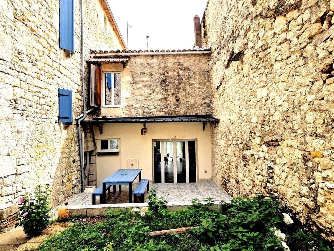 Maison à MONTAIGU-DE-QUERCY