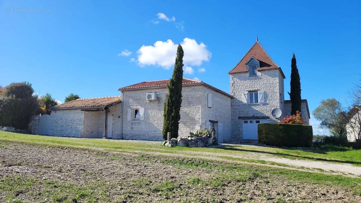 Maison à MONTAIGU-DE-QUERCY