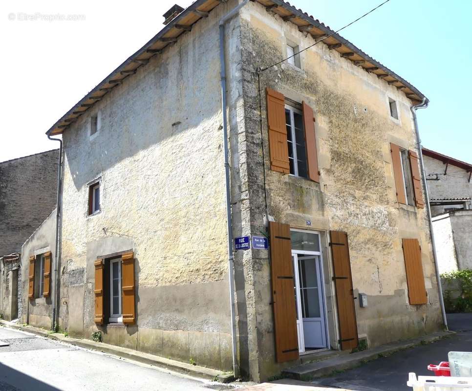 Maison à CHEF-BOUTONNE