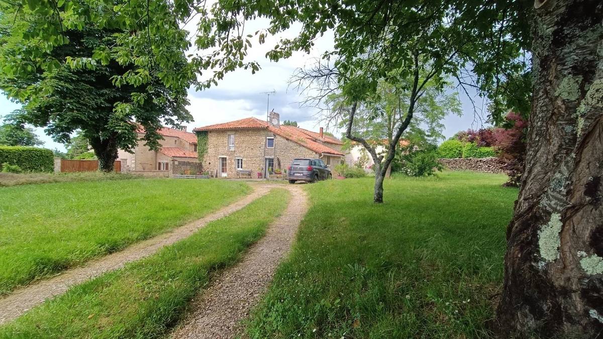 Maison à NANTEUIL-EN-VALLEE