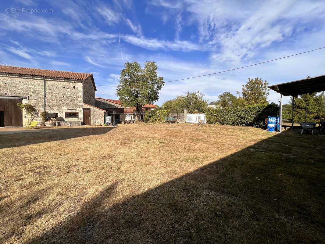 Maison à SALLES-DE-VILLEFAGNAN