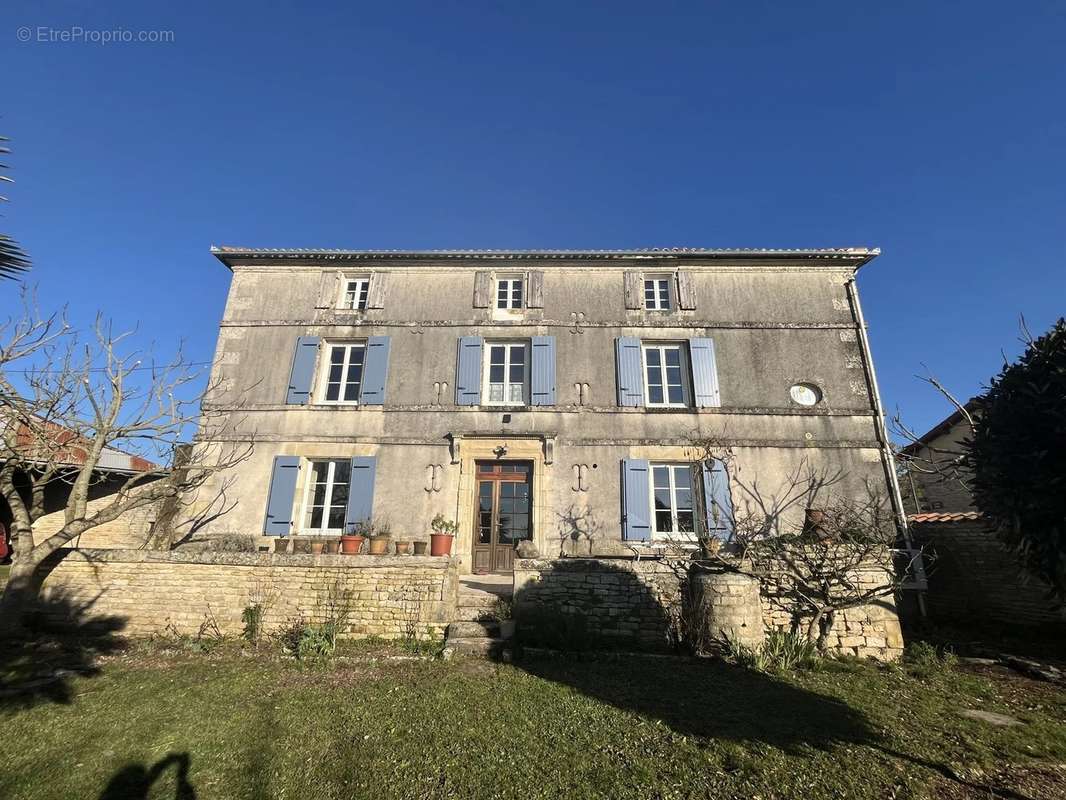 Maison à COURCOME