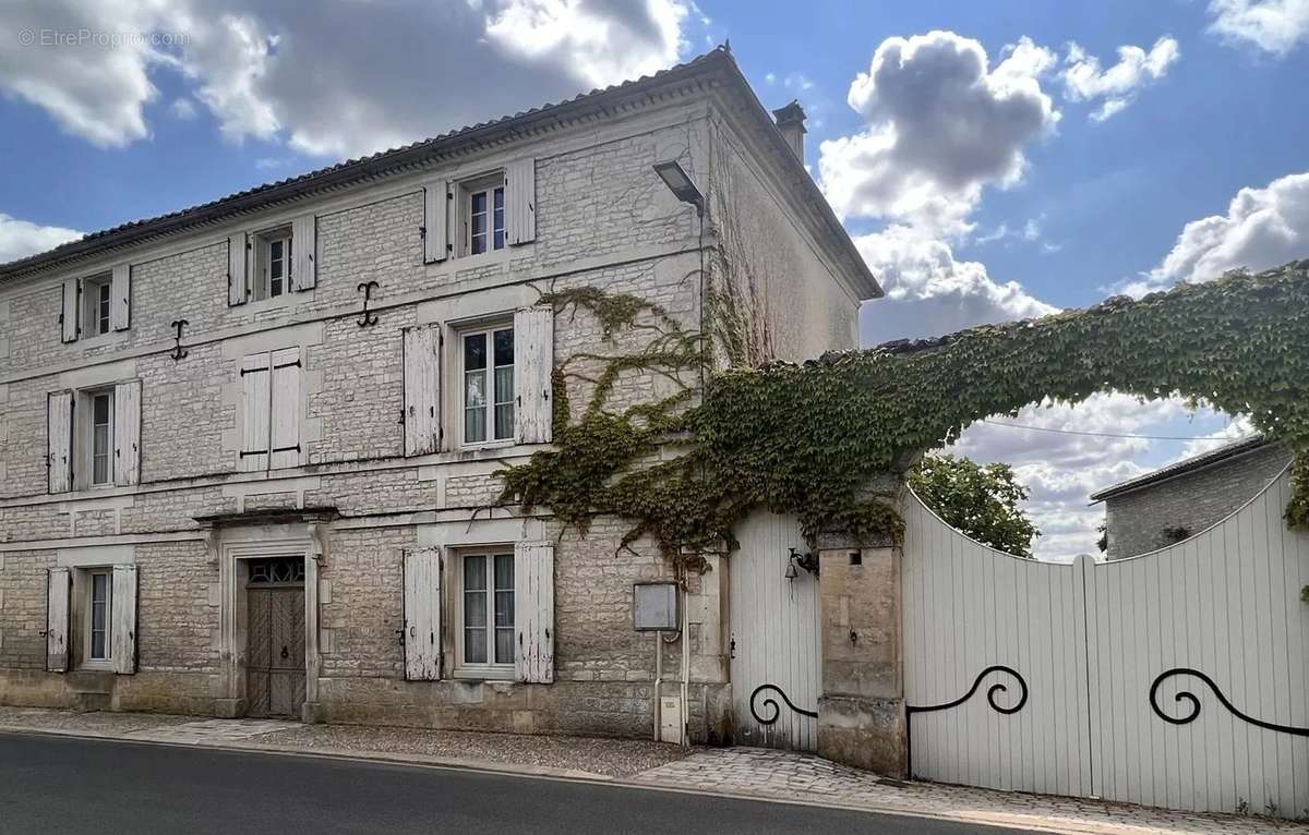 Maison à COURCOME