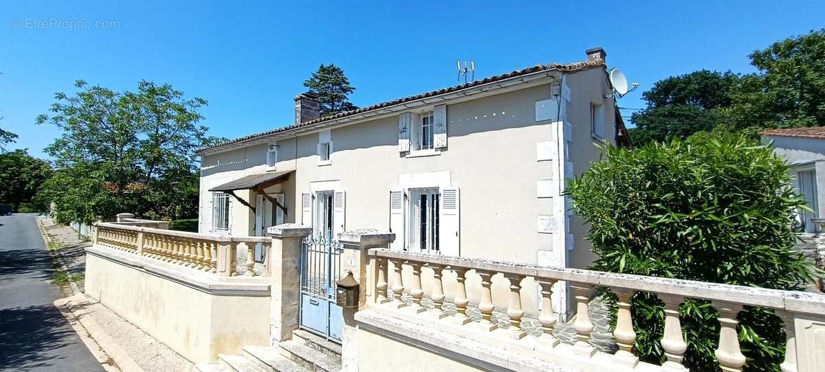 Maison à BOURG-CHARENTE