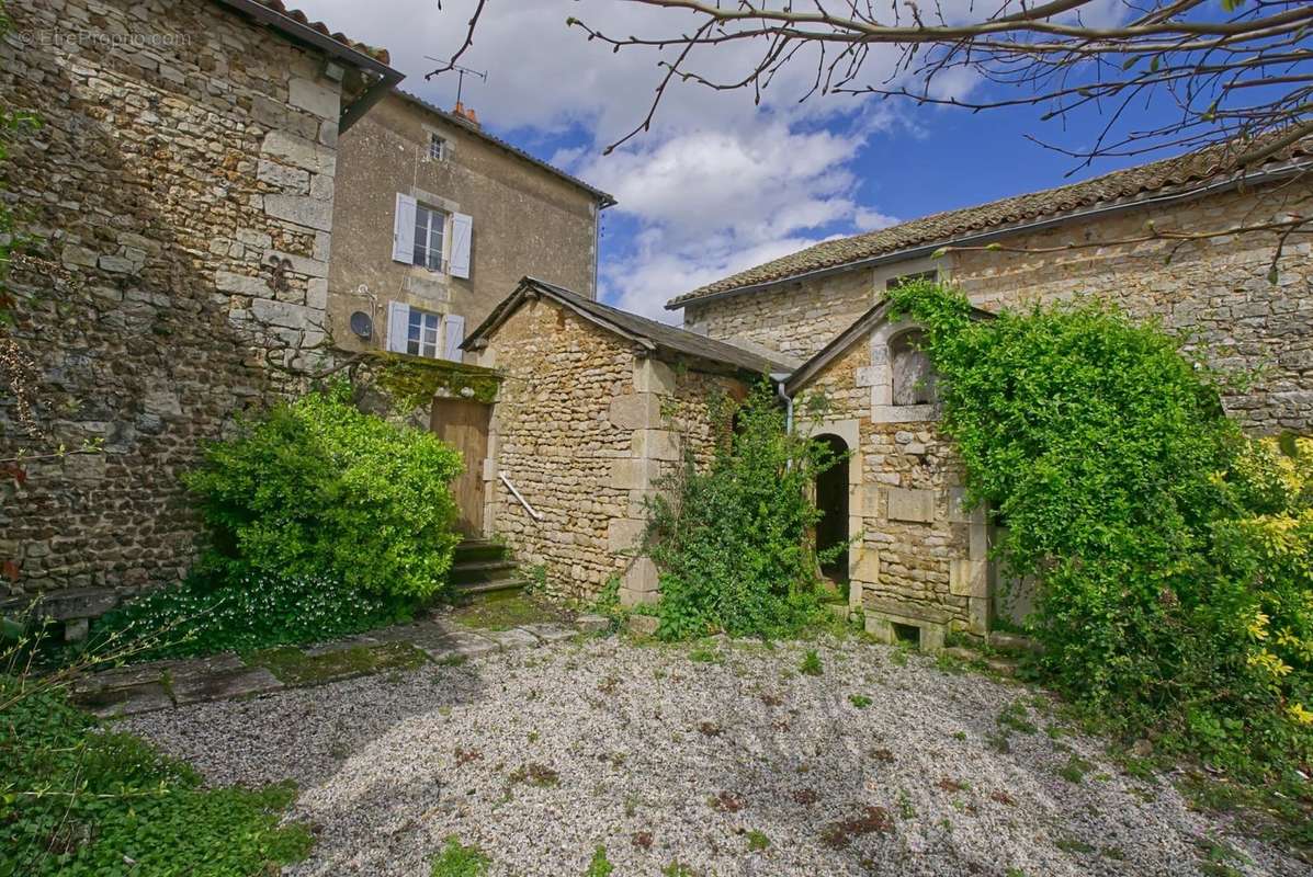 Maison à CHARROUX