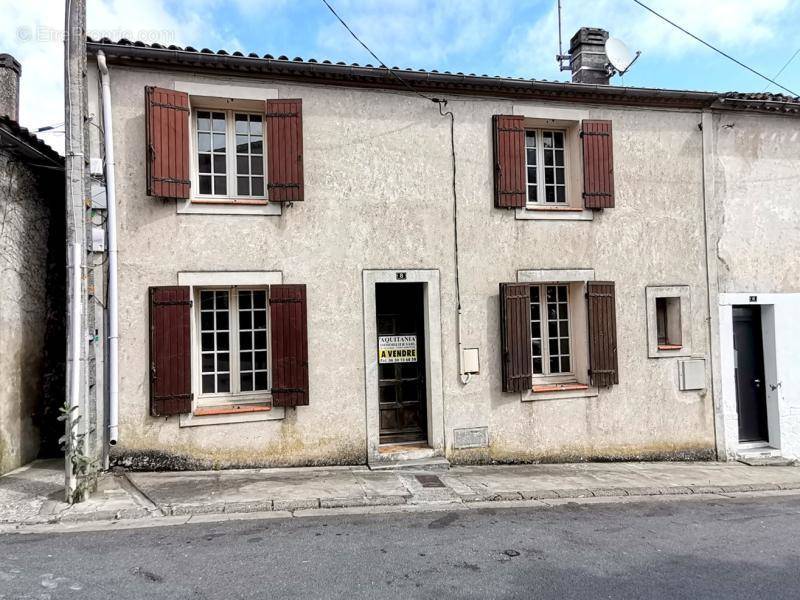 Maison à SAINT-PASTOUR