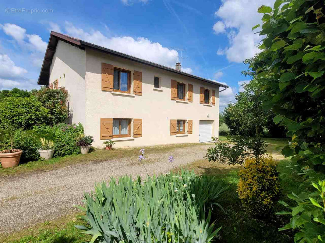 Maison à SAINT-DENIS-LES-BOURG