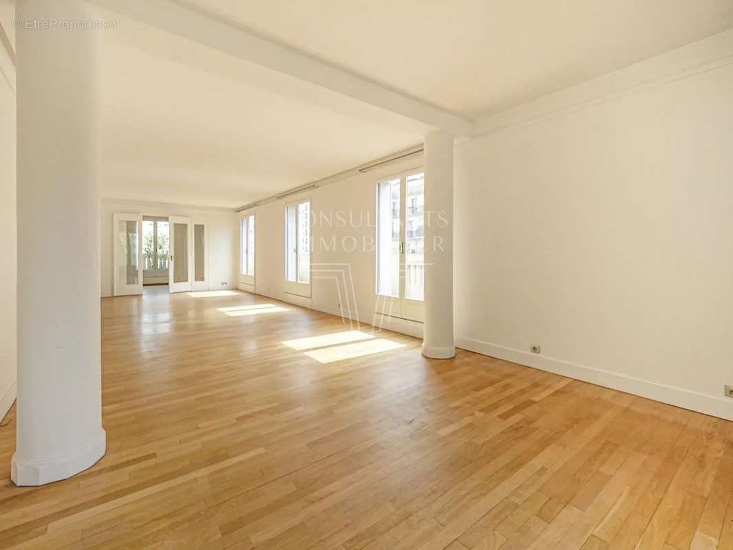 Appartement à PARIS-16E