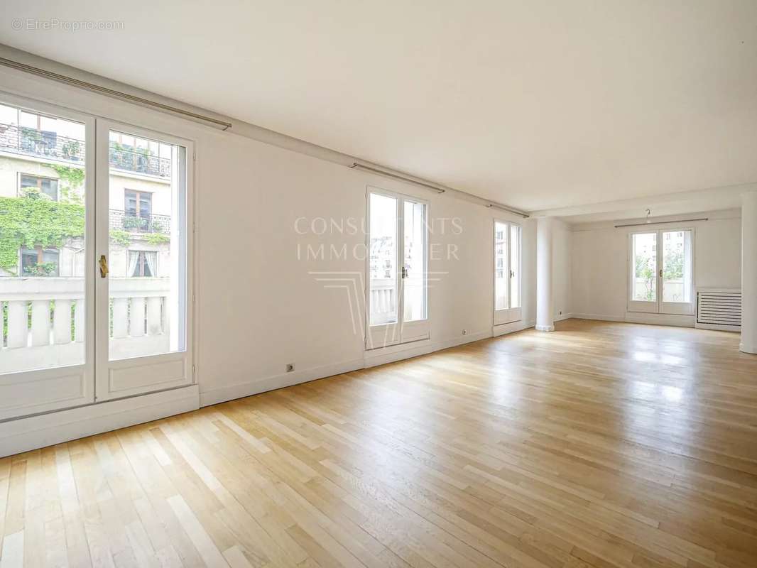 Appartement à PARIS-16E