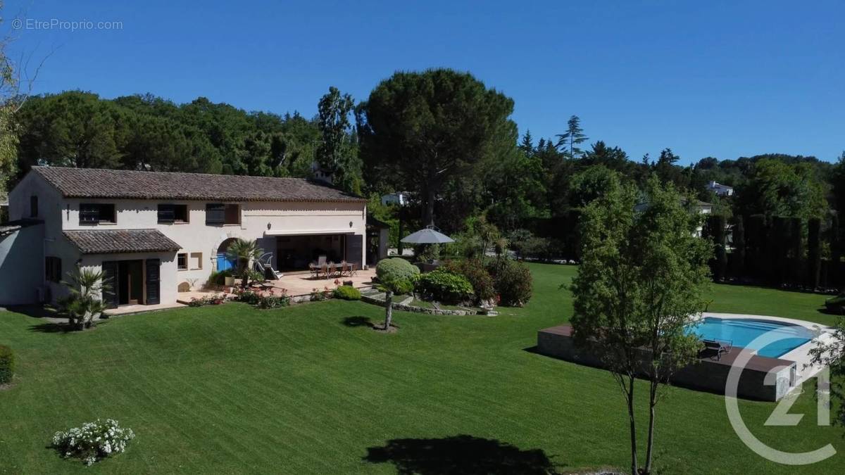 Maison à CHATEAUNEUF-GRASSE