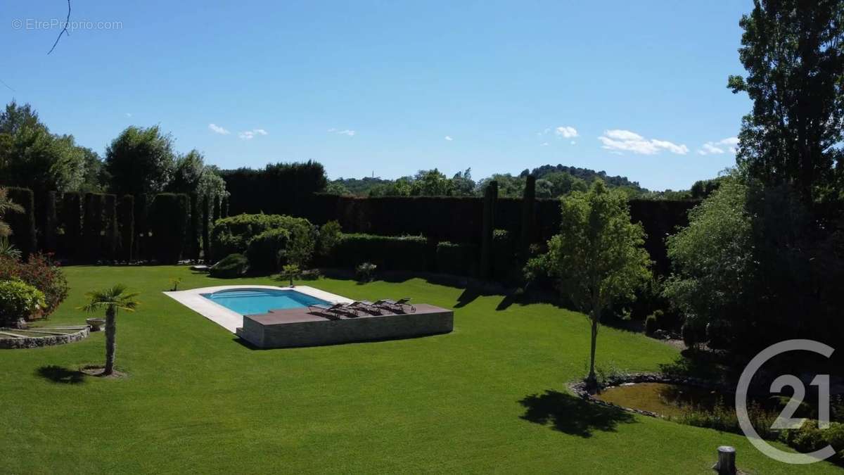 Maison à CHATEAUNEUF-GRASSE