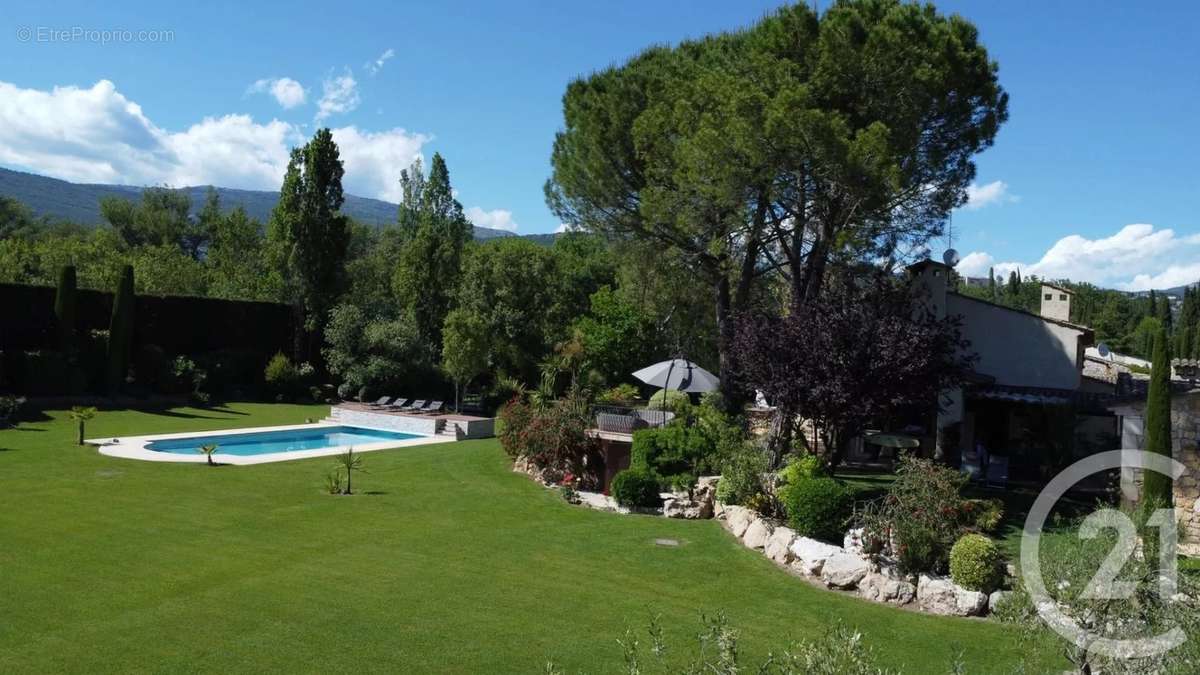 Maison à CHATEAUNEUF-GRASSE