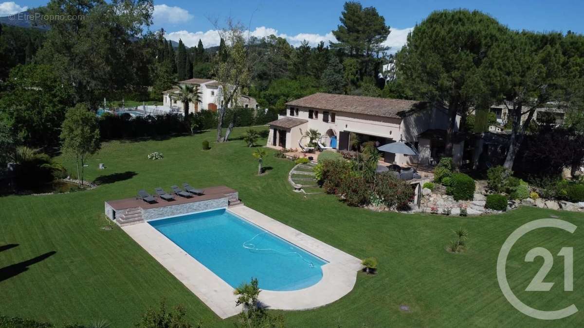 Maison à CHATEAUNEUF-GRASSE