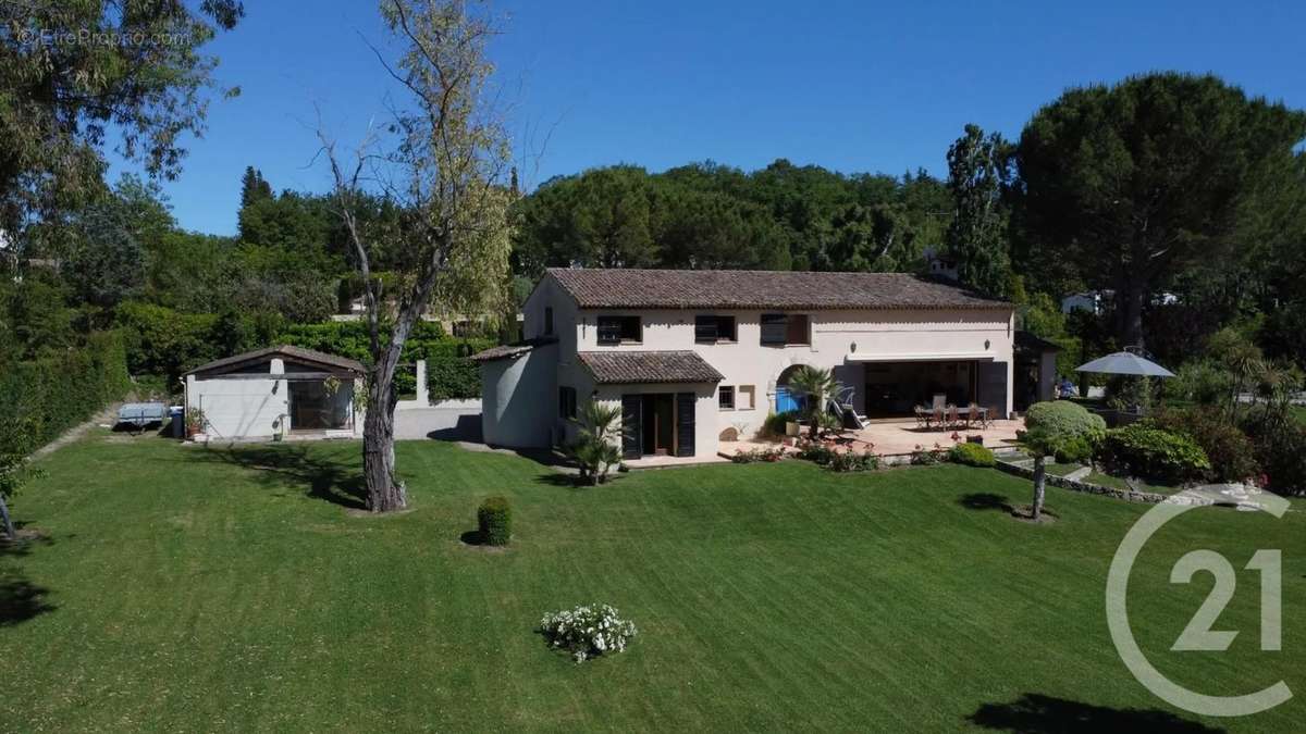 Maison à CHATEAUNEUF-GRASSE